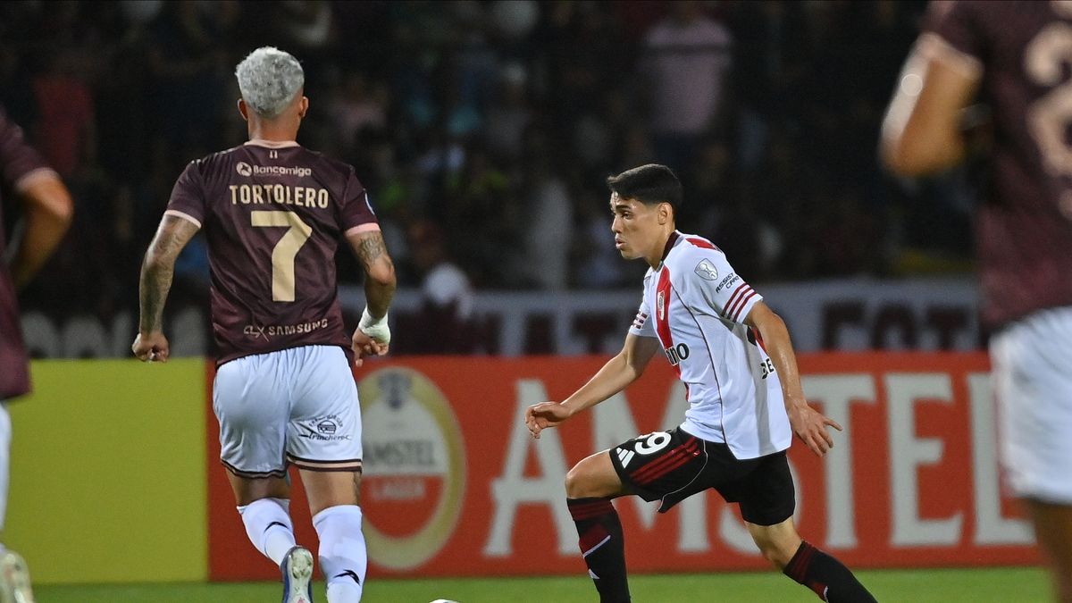 En vivo: River, que juega con un hombre más, le gana 1-0 a Carabobo en Venezuela con un gol de Maxi Meza