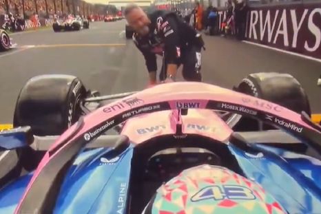 El video muestra al mecánico tocando el auto cuando ya estaba prohibido hacerlo. El video muestra al mecánico tocando el auto cuando ya estaba prohibido hacerlo.