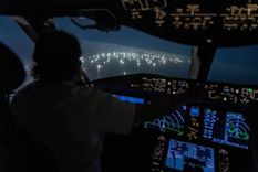 El piloto Enrique Piñeyro, durante el vuelo. Foto: Infobae El piloto Enrique Piñeyro, durante el vuelo. Foto: Infobae