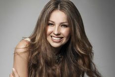 Las sandalias de Thalía que dan la sensación de afinar las piernas y resaltar las  curvas. Foto: Wegow