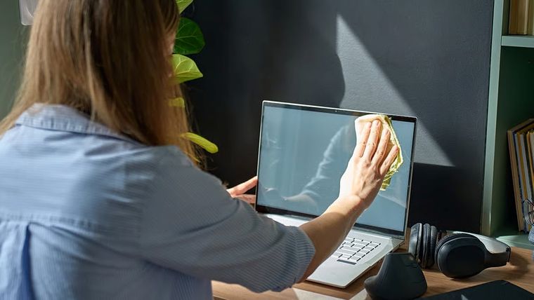 La limpieza correcta de pantallas y laptops ayuda a mantener la calidad de imagen y evita daños permanentes en el panel.