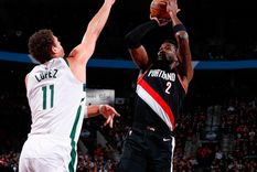 Deandre Ayton reveló que estuvo mucho tiempo sin dormir en una cama al llegar a Portland. Su sueldo es mayor a 32 millones de dólares. Foto: @deandreayton