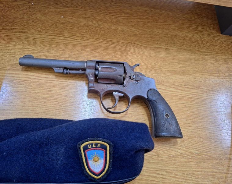 El sujeto detenido portaba un arma de fuego con tres municiones listas para ser disparadas.