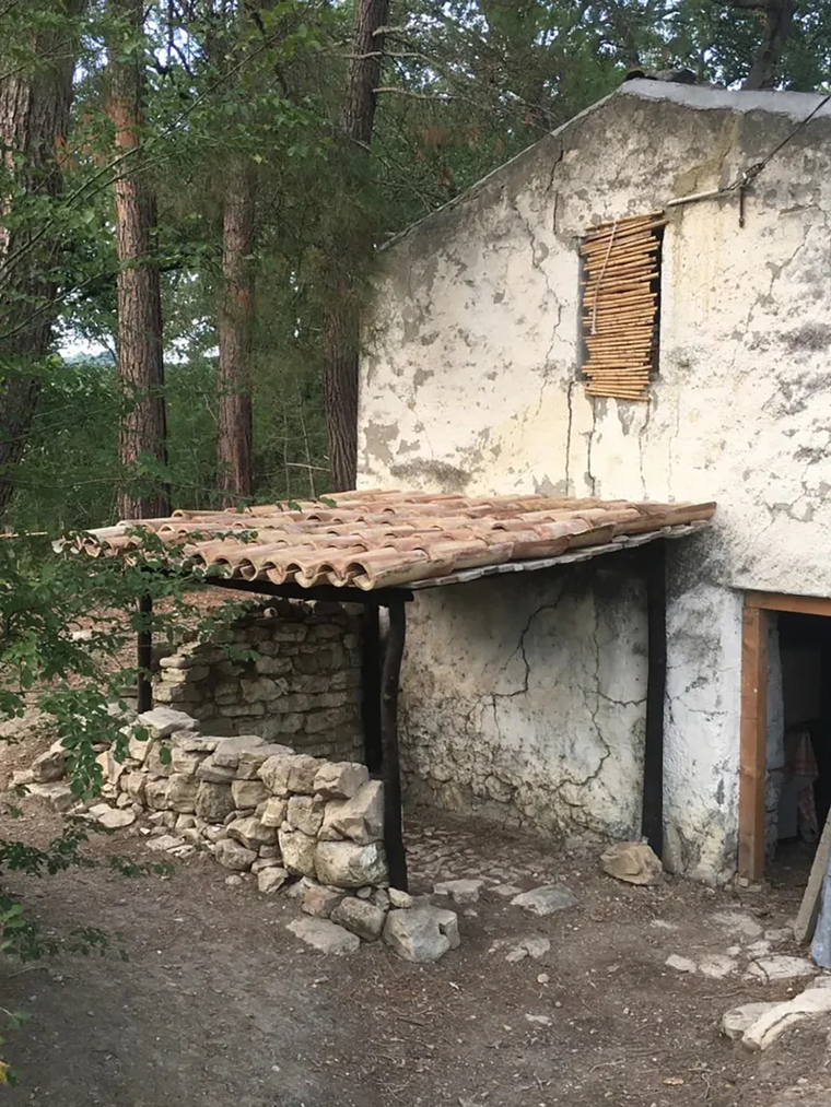 La casa rural en la que la familia residía sin servicios básicos y que fue evaluada por la Justicia italiana. La casa rural en la que la familia residía sin servicios básicos y que fue evaluada por la Justicia italiana.