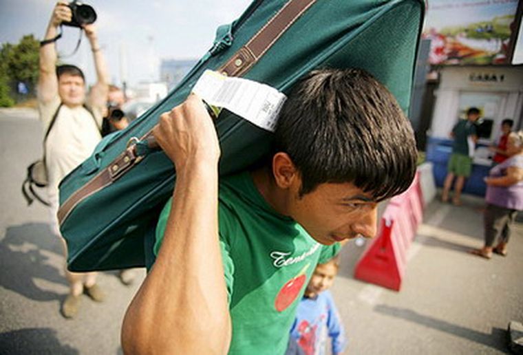 Gitanos levantan sus cosas y se van de Francia. Foto: EFE