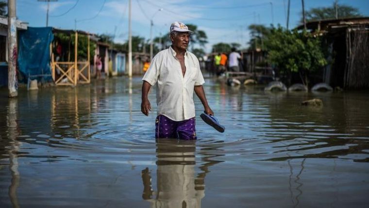 En marzo de 2017, El Niño provocó el desborde de ríos fangosos a lo largo de toda la costa peruana, aislando comunidades y barrios enteros, como el de esta imagen, tomada en Piura, en el norte.