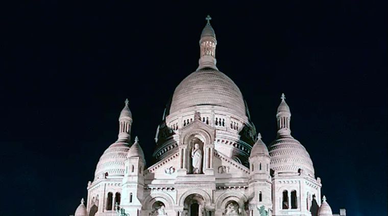 Al pie de la basílica del Sagrado Corazón (Sacré-Cœur=, París apagó por un momento el ritmo urbano para mirar hacia uno de sus escenarios más antiguos: el cielo y las estrellas.