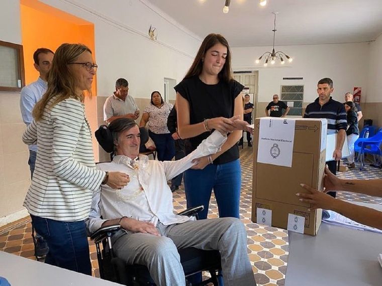 Como lo hizo en las PASO, el exministro de Educación viajó a Junín para emitir su voto. Foto: X @estebanbullrich