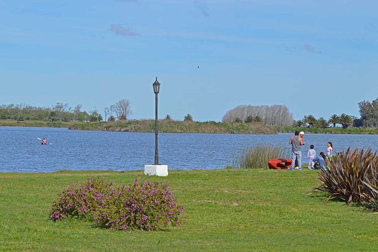 La laguna de Castelli, un entorno natural que hoy invita a paseos familiares, deportes náuticos y descanso al aire libre.