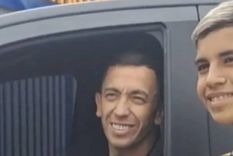 Agustín Marchesín, con hinchas de Boca en la puertas del predio después de la eliminación en la Libertadores y antes de la práctica de esta tarde. Foto: Captura de TV