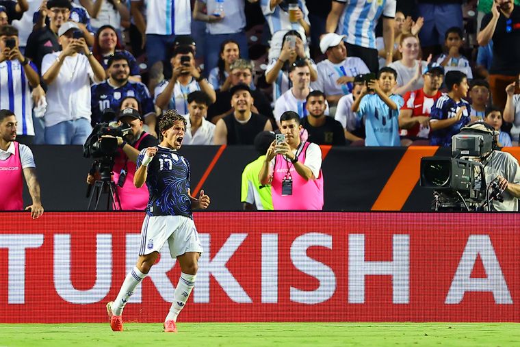 Giuliano Simeone celebra su gol en el amistoso previo al Mundial 2026 entre Argentina y Honduras. Giuliano Simeone celebra su gol en el amistoso previo al Mundial 2026 entre Argentina y Honduras.
