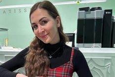 Charlotte es música y ha compuesto un álbum conceptual sobre su experiencia con el trastorno dismórfico corporal.