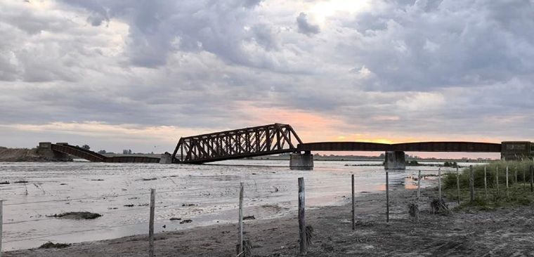 El desplome del histórico puente ferroviario se produjo por el gran caudal de agua que tiene actualmente el río Salado.