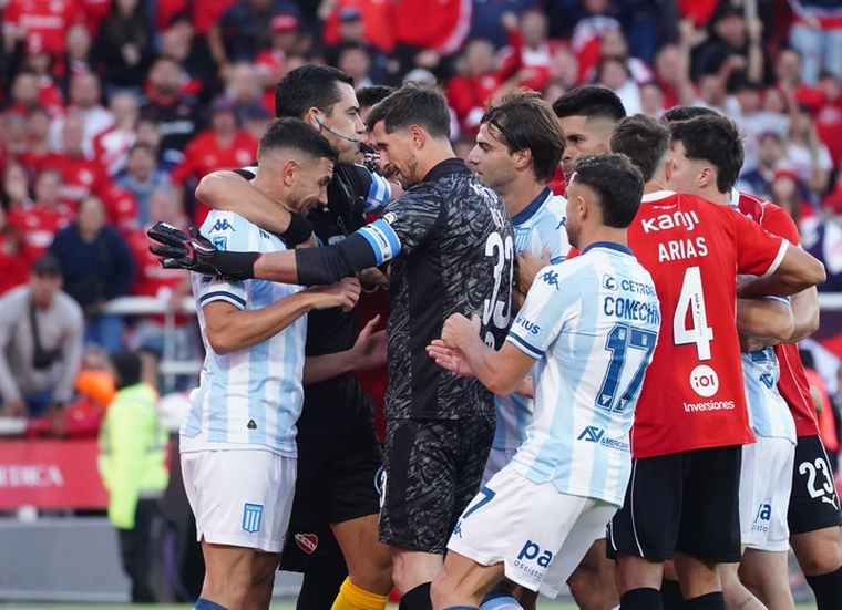 La reacción de los jugadores de Independiente con Maravilla Martínez tras picar el penal. La reacción de los jugadores de Independiente con Maravilla Martínez tras picar el penal.