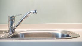 Es posible destapar las tuberías con este truco. Foto: Fuente: Freepik