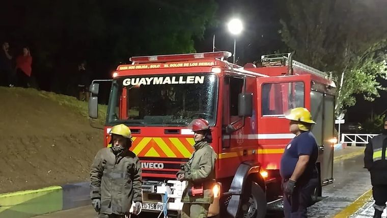 Personal policial y de Bomberos trabajó en el rescate y control del fuego en una casa de Guaymallén (foto ilustrativa).