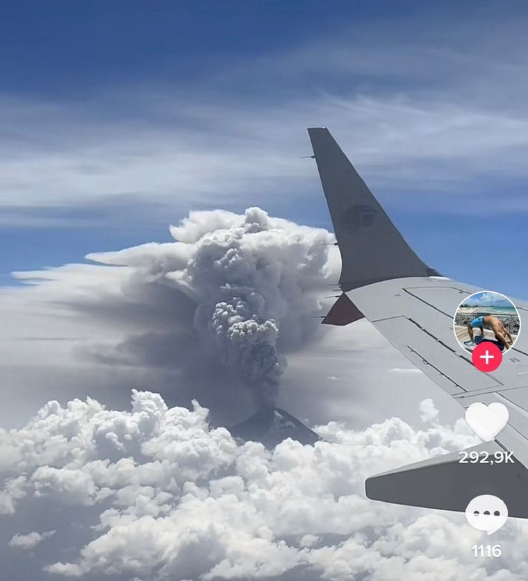 El tiktoker @od2cs compartió el video que muestra la erupción del volcan Foto: captura de video