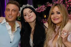 Sol Cwirkaluk junto a sus padres durante el festejo por sus 15 años.