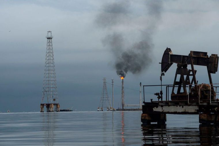 Una serie de políticas han provocado que la producción petrolera venezolana haya caído de 3 millones de barriles a principios de siglo a menos de un millón en la actualidad.