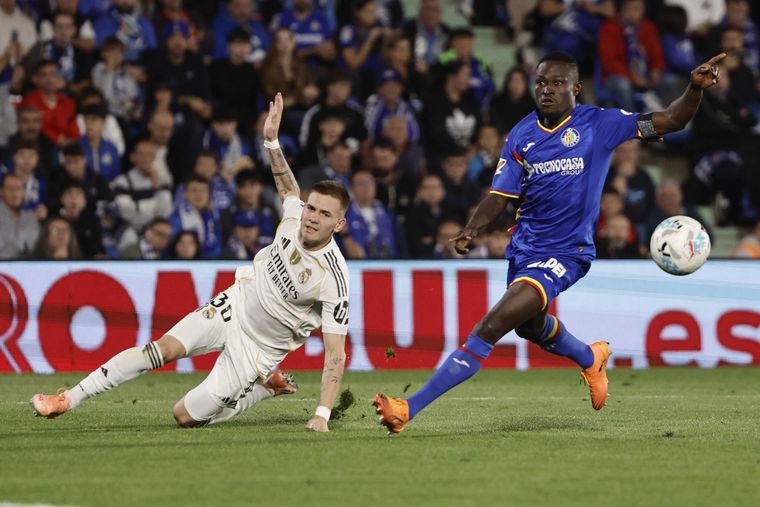 Con Mastantuono de titular, el Real Madrid le ganó al Getafe y llega líder al clásico con el Barcelona. Foto: EFE