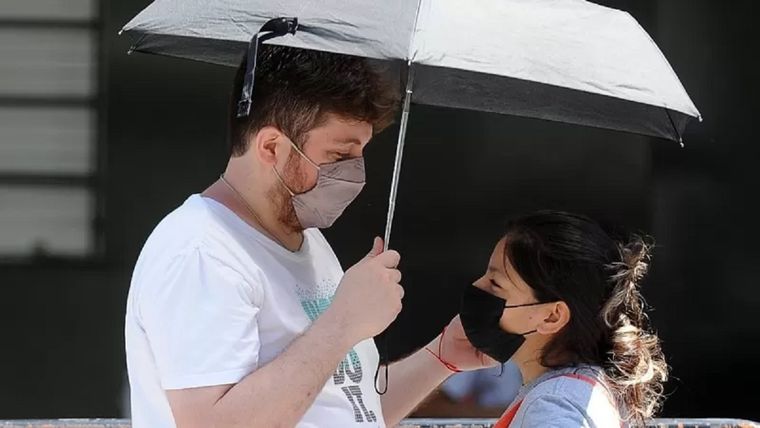 Plaza Constitución en Buenos Aires. La ciudad superó los 40 °C, algo que no ocurría desde 1995. Foto: REUTERS