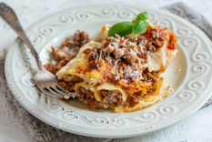 Receta paso a paso para que prepares unos canelones de carne con salsa de tomate para deleitar a todos.