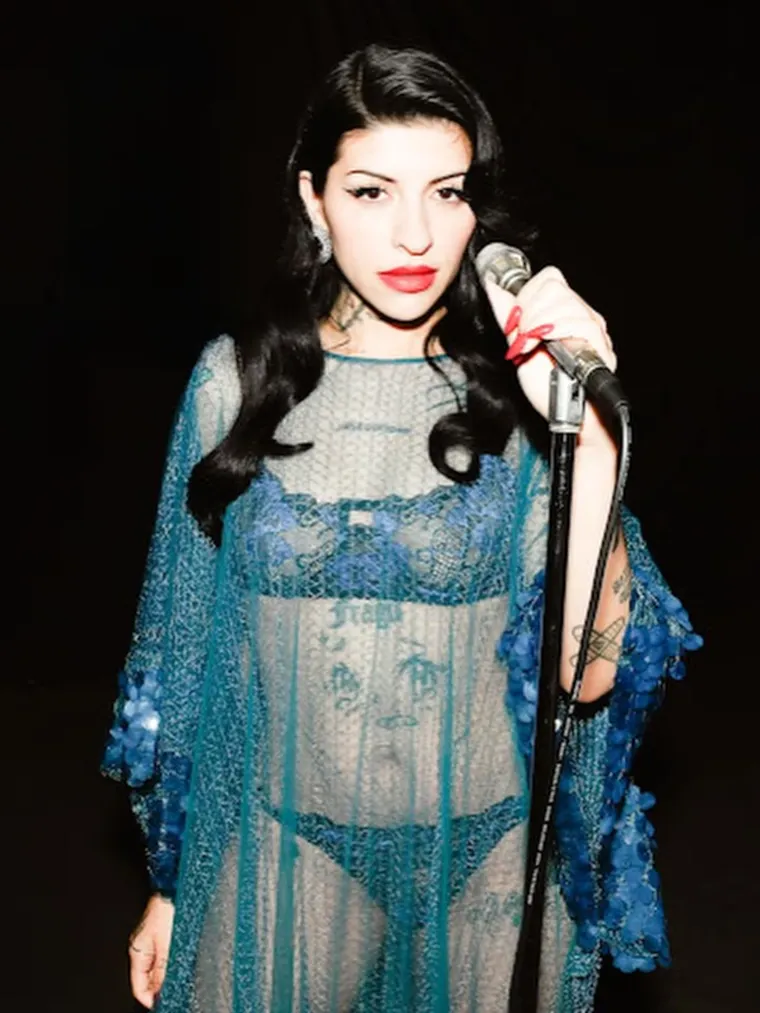 Cazzu lució un cat eye extremo y labios rojo fuego en un beauty look memorable. Cazzu lució un cat eye extremo y labios rojo fuego en un beauty look memorable.