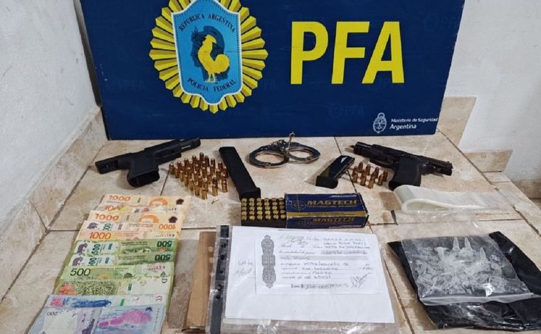 La banda utilizaba autos de alta gama y poseía un arsenal de armas de grueso calibre Foto: Policía Federal Argentina