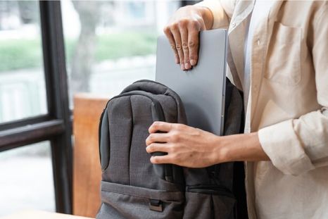 Adiós a la mochila clásica. Foto: Freepik Adiós a la mochila clásica. Foto: Freepik