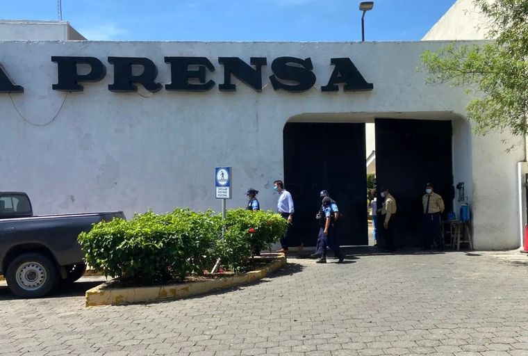 Agentes policiales escoltan al secretario de la junta directiva de La Prensa. Foto: El Confidencial