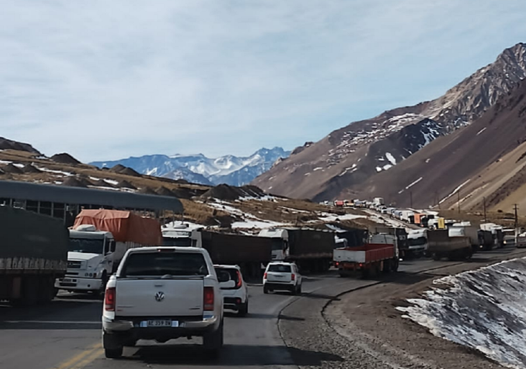 El movimiento de este sábado en el corredor internacional Foto: Gendarmería Nacional