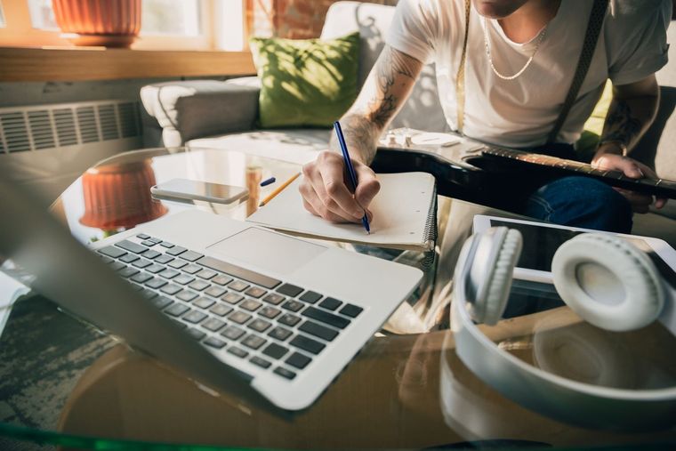 Los cursos online son una alternativa de educación no formal. Foto: Freepik