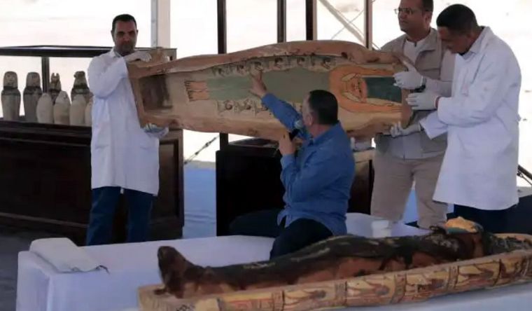 Una de las momias halladas en Egipto. Foto: MinisteriodeTurismoyAntigüedades.