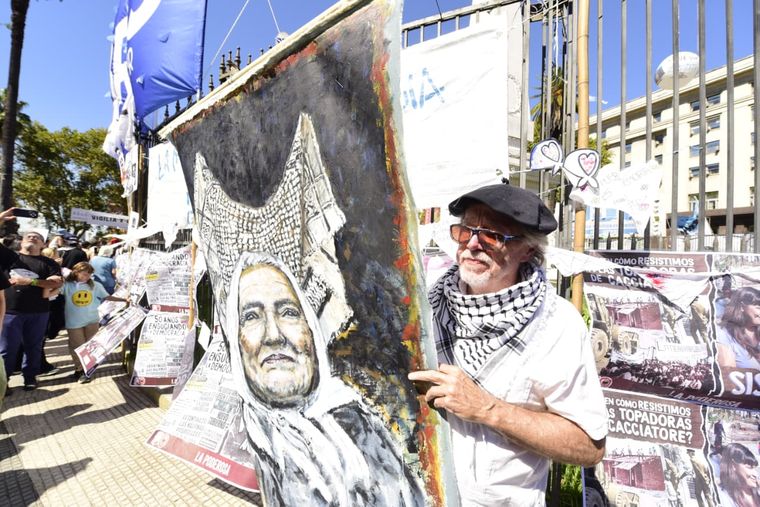 La marcha por el aniversario de los 50 años del último golpe de Estado en la República Argentina convocó a cientos de personas a la Plaza de Mayo. La marcha por el aniversario de los 50 años del último golpe de Estado en la República Argentina convocó a cientos de personas a la Plaza de Mayo.