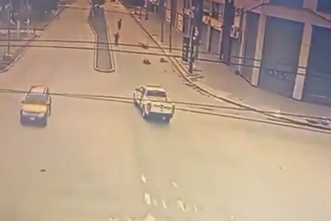 La moto impactó contra un poste de luz. La moto impactó contra un poste de luz.