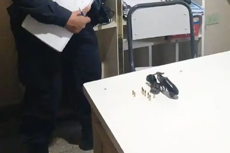 Se allanaron viviendas de alumnos que llevaron armas a colegios en Tucumán, secuestrando revólveres, proyectiles y municiones. Se allanaron viviendas de alumnos que llevaron armas a colegios en Tucumán, secuestrando revólveres, proyectiles y municiones.