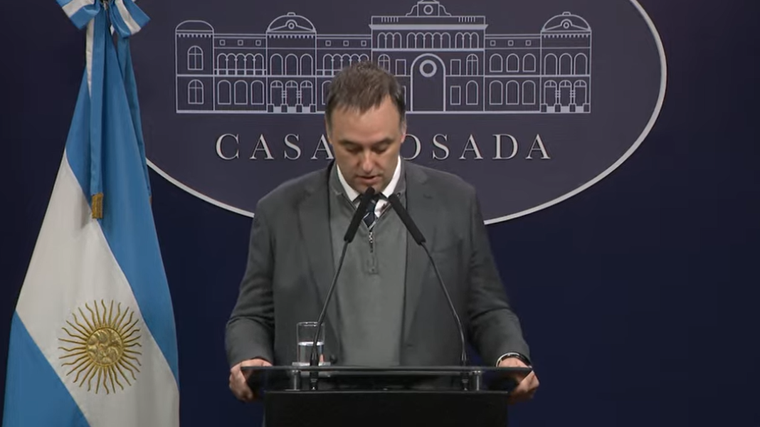 Manuel Adorni anunció en conferencia de prensa la disolución de la Dirección Nacional de Vialidad.