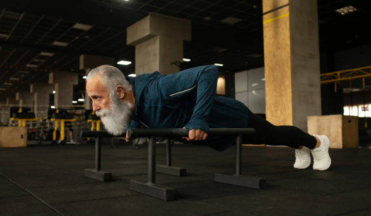 La caminata del gorila, el ejercicio ideal para los mayores de 50 años que brinda increíbles beneficios. Foto: Shutterstock