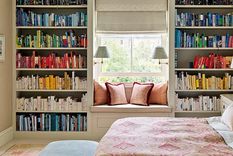 En este dormitorio los libros ordenados por colores ayudan a aportar orden y calma. Foto: Salvesen Graham / Simon Brown