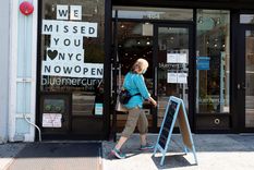 Una persona pasa frente a una tienda de cuidado de la piel a medida que se abren más negocios en la ciudad de Nueva York, EE.UU.