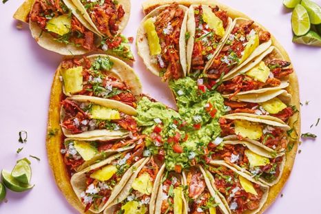 Sorprende a tus amigos y familia con esta rica receta de tacos al pastor. En pocos pasos y dueños de un sabor delicioso.