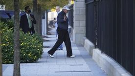 Trump recibió la noticia de las proyecciones de su derrota mientras jugaba al golf.