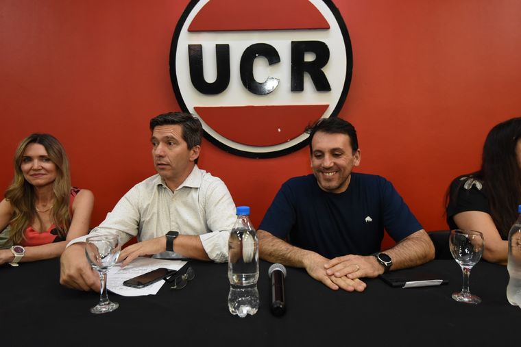 El presidente de la UCR Mendoza, Andrés Lombardi, junto a su antecesor Tadeo García Zalazar Foto: Maximiliano Ríos/MDZ