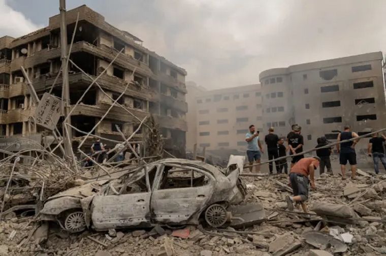 Un ataque aéreo en el borde de la zona de Dahieh destruyó completamente un edificio y dañó las estructuras adyacentes, incluida una gran clínica de ginecología. Foto: Joel Gunter/BBC