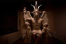 templo satanico develara una escultura del diablo en un lugar secreto de ee.uu.