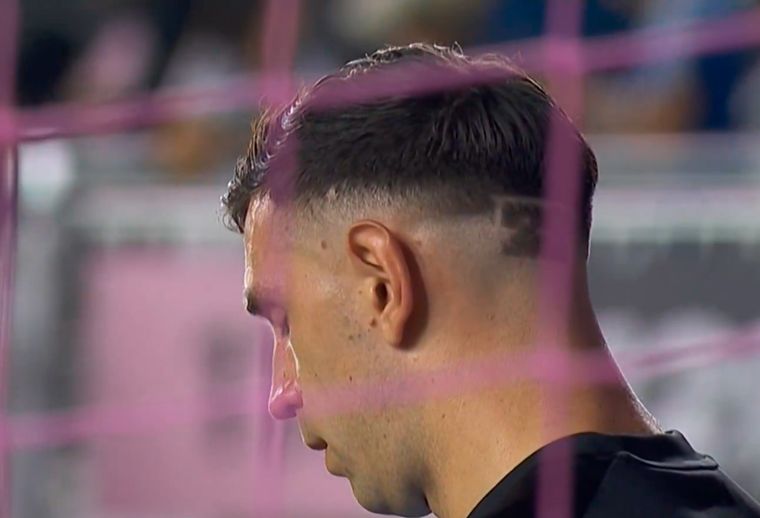 Dibu Martínez lució el número 23 en el pelo.
