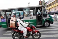 Un hombre conduce su motocicleta en la alcaldía Iztapalapa, en Ciudad de México, 27 de mayo de 2020.