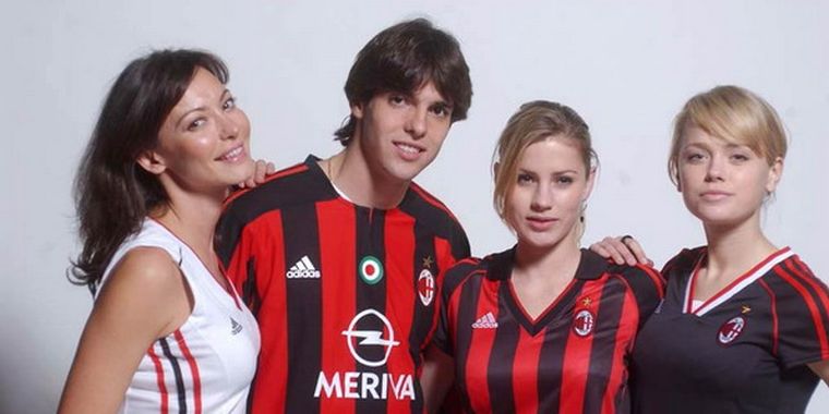 Kaká rodeado de mujeres. Siempre lleva a su esposa a las fiestas. Foto: web