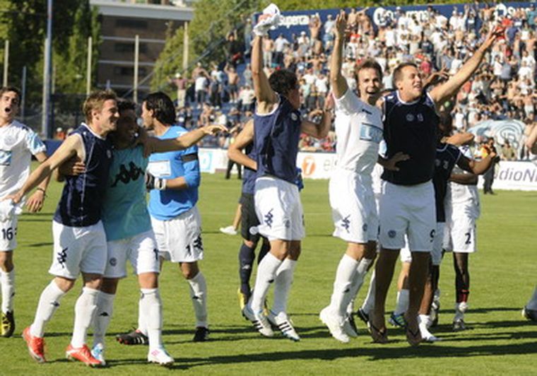 Los jugadores festejan tras la victoria. Foto: Pachy Reynoso/MDZ
