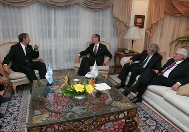 Julio Cobos reunido con Alvaro Colom, el nuevo presidente de Guatemala. Foto: Gentileza